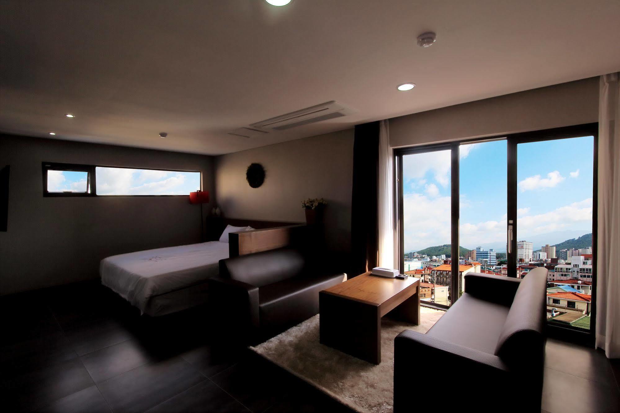 Reve Business Hotel Jeju Exterior photo